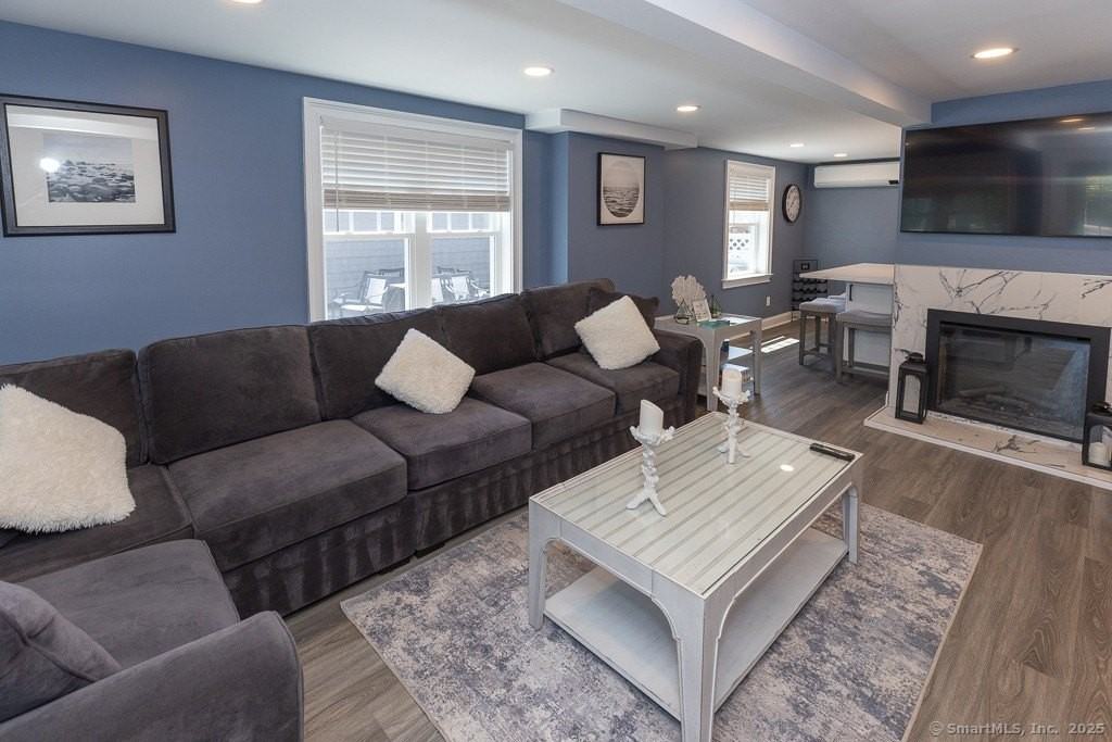 55 Swan Ave - Photo 7 of 40