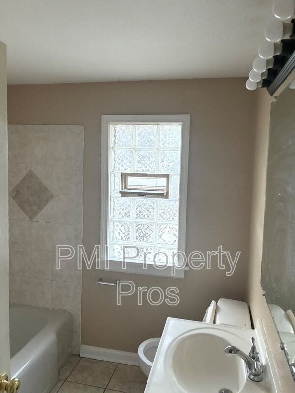 4626 N 39th St - Photo 3 of 9