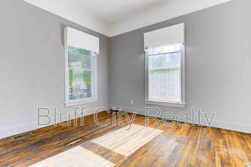 1639 Southern Ave - Photo 6 of 36