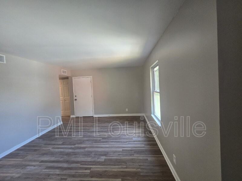 150 N Jane St #5 - Photo 2 of 6