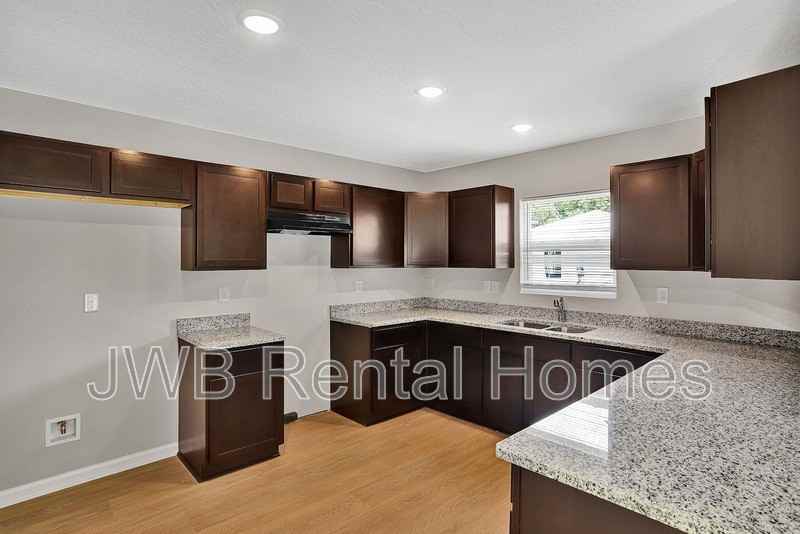 1617 Windle St - Photo 2 of 15