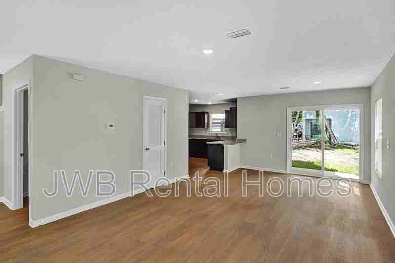 1617 Windle St - Photo 4 of 15