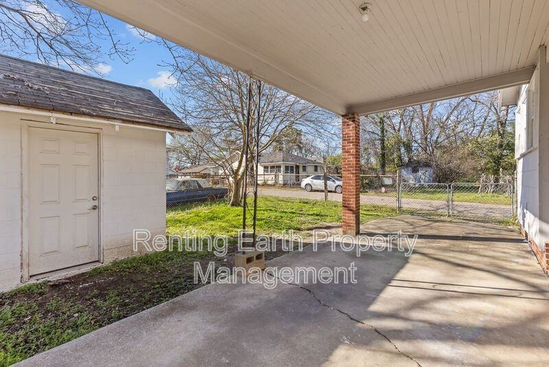 1402 Bragg St - Photo 4 of 18