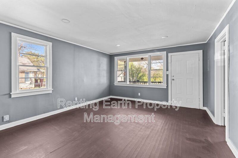 1402 Bragg St - Photo 5 of 18