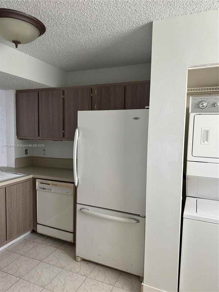 117 Lake Emerald Dr #202 - Photo 4 of 45