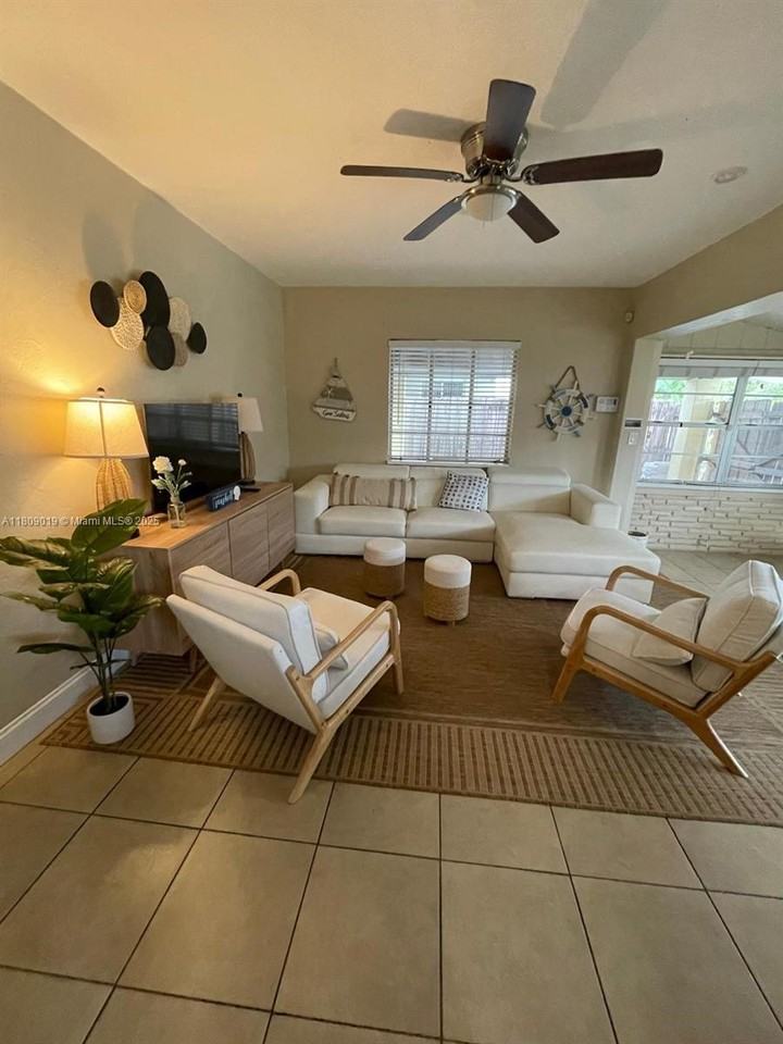 1427 Sw 30th St - Photo 2 of 18