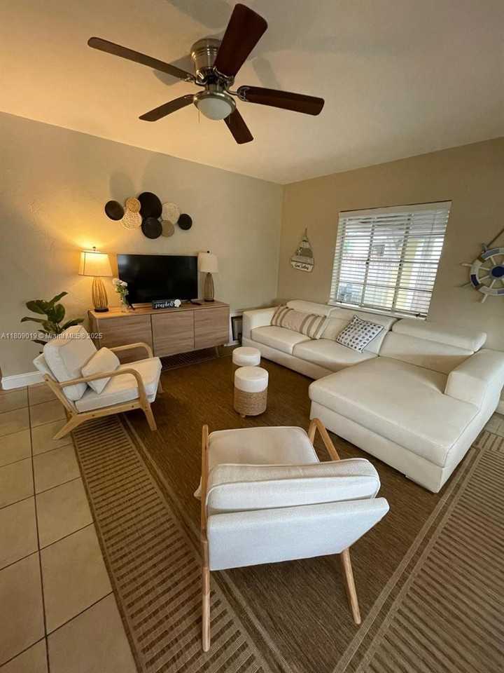 1427 Sw 30th St - Photo 4 of 18