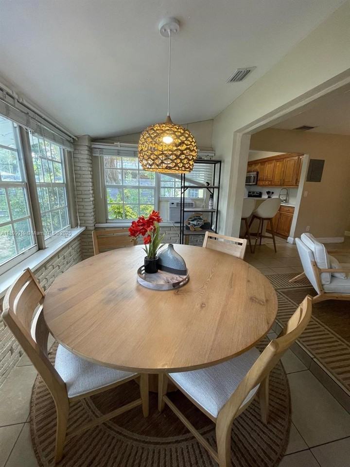 1427 Sw 30th St - Photo 5 of 18