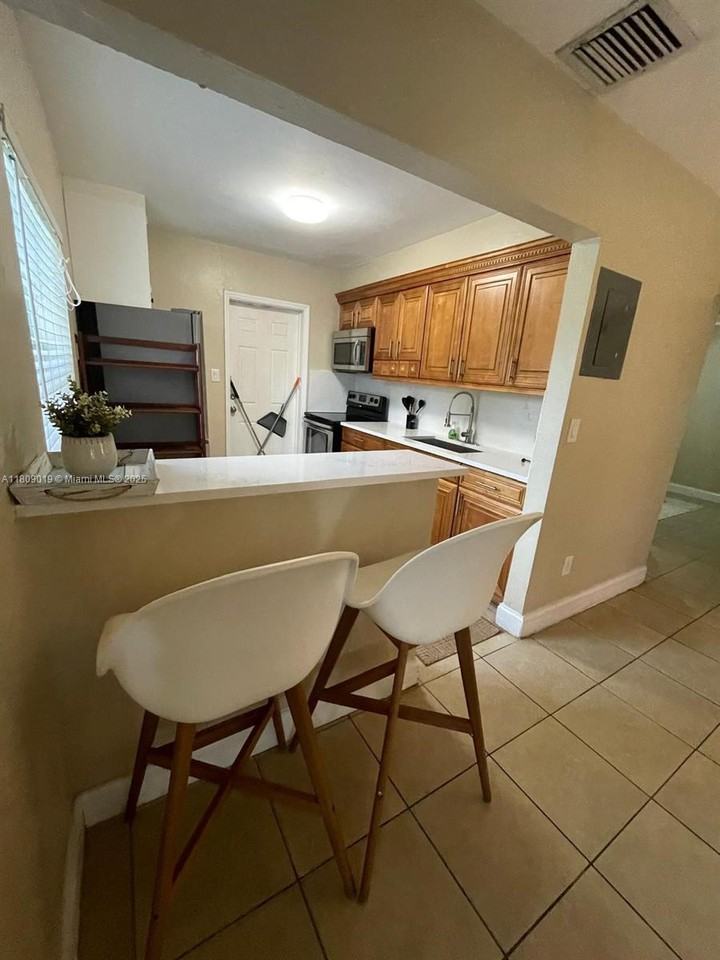 1427 Sw 30th St - Photo 6 of 18