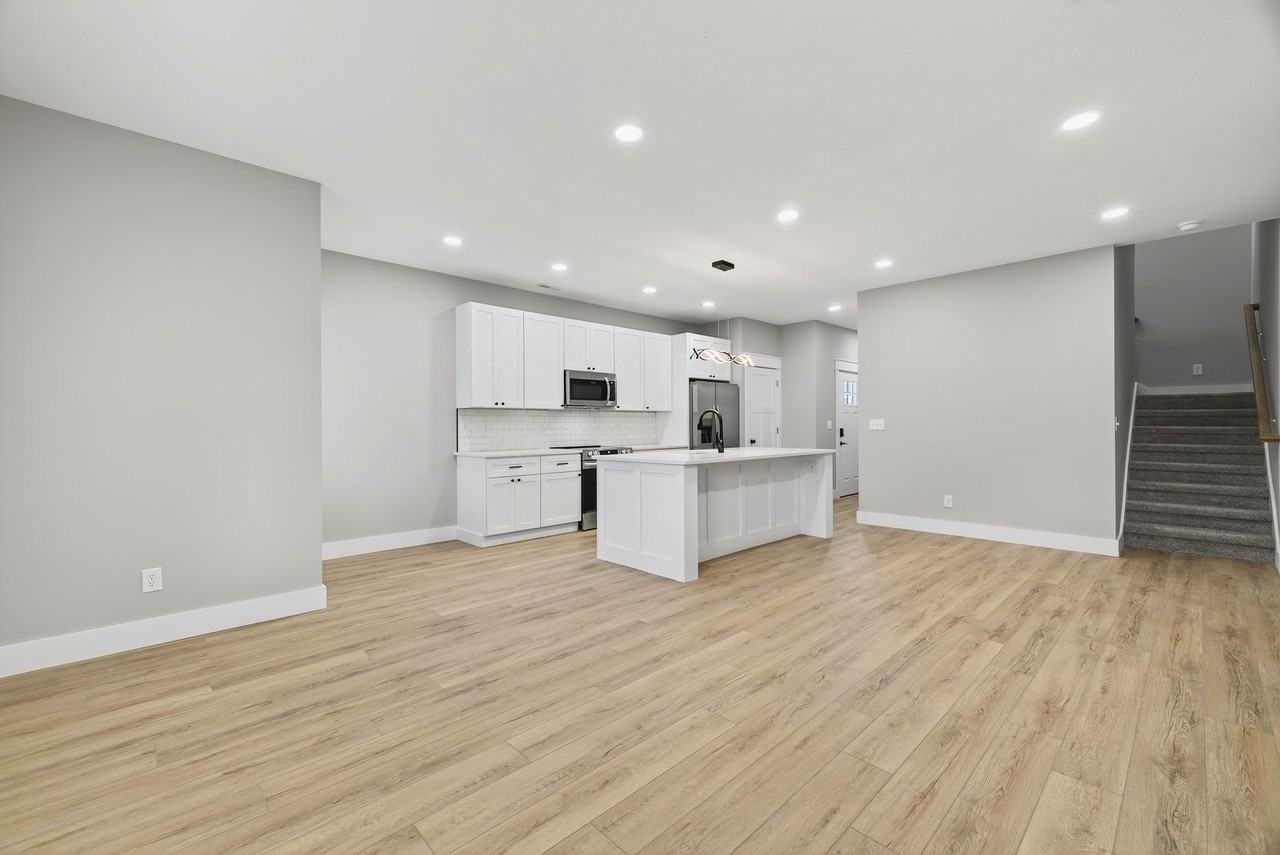 902 N Madison St - Photo 2 of 10