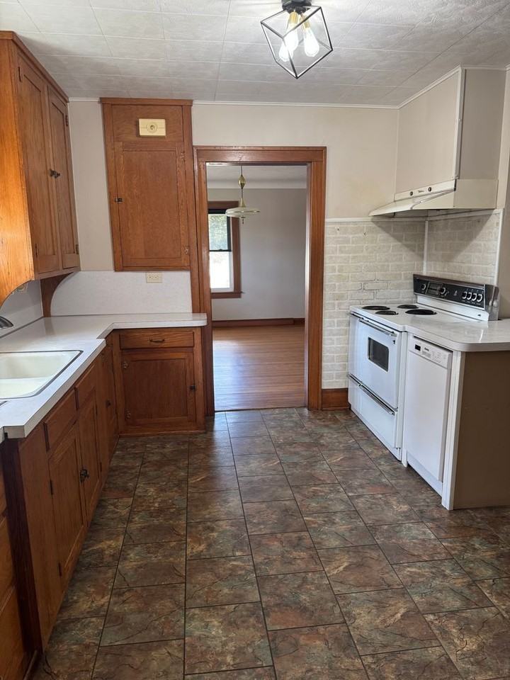 23090 Dixie Hwy - Photo 5 of 31