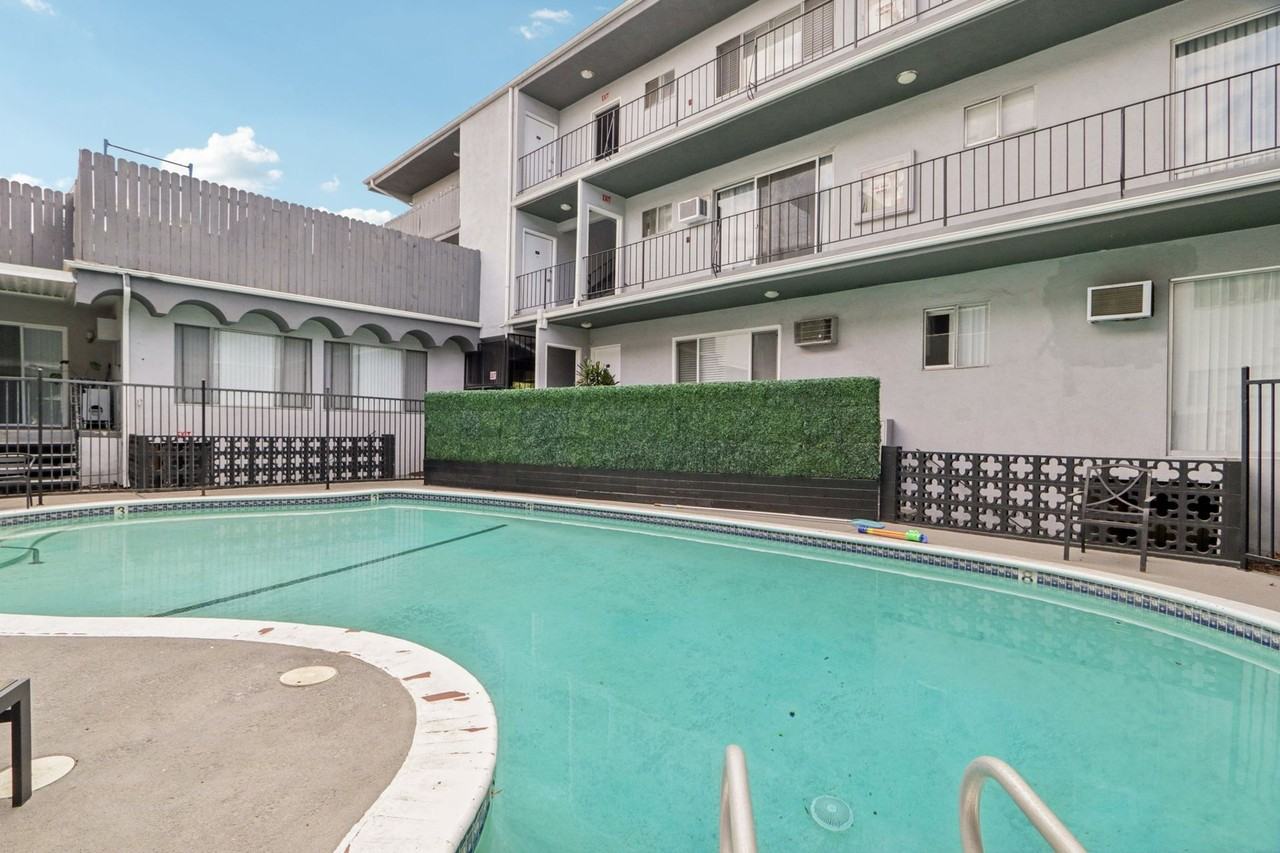 4950 Coldwater Canyon - Photo 2 of 37