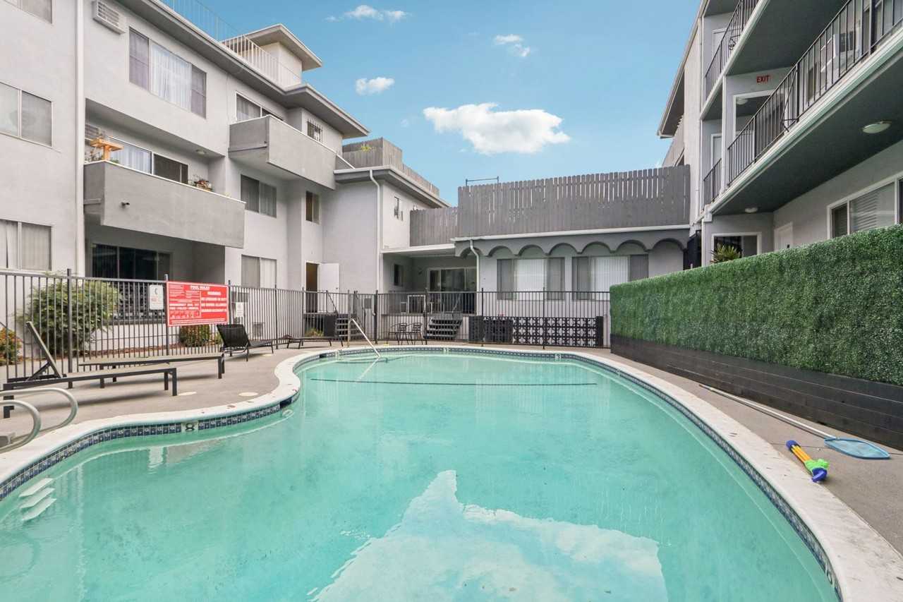 4950 Coldwater Canyon - Photo 3 of 37