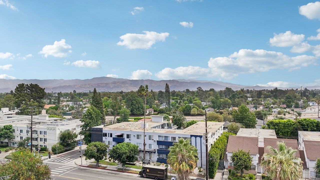 4950 Coldwater Canyon - Photo 4 of 37