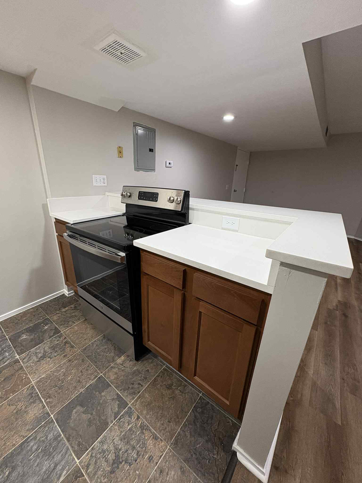 ELLSWORTH AVE-5533 -- 144 - Photo 2 of 9