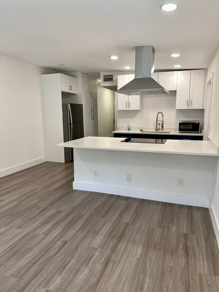 1714 East Kaley Avenue - Photo 4 of 36