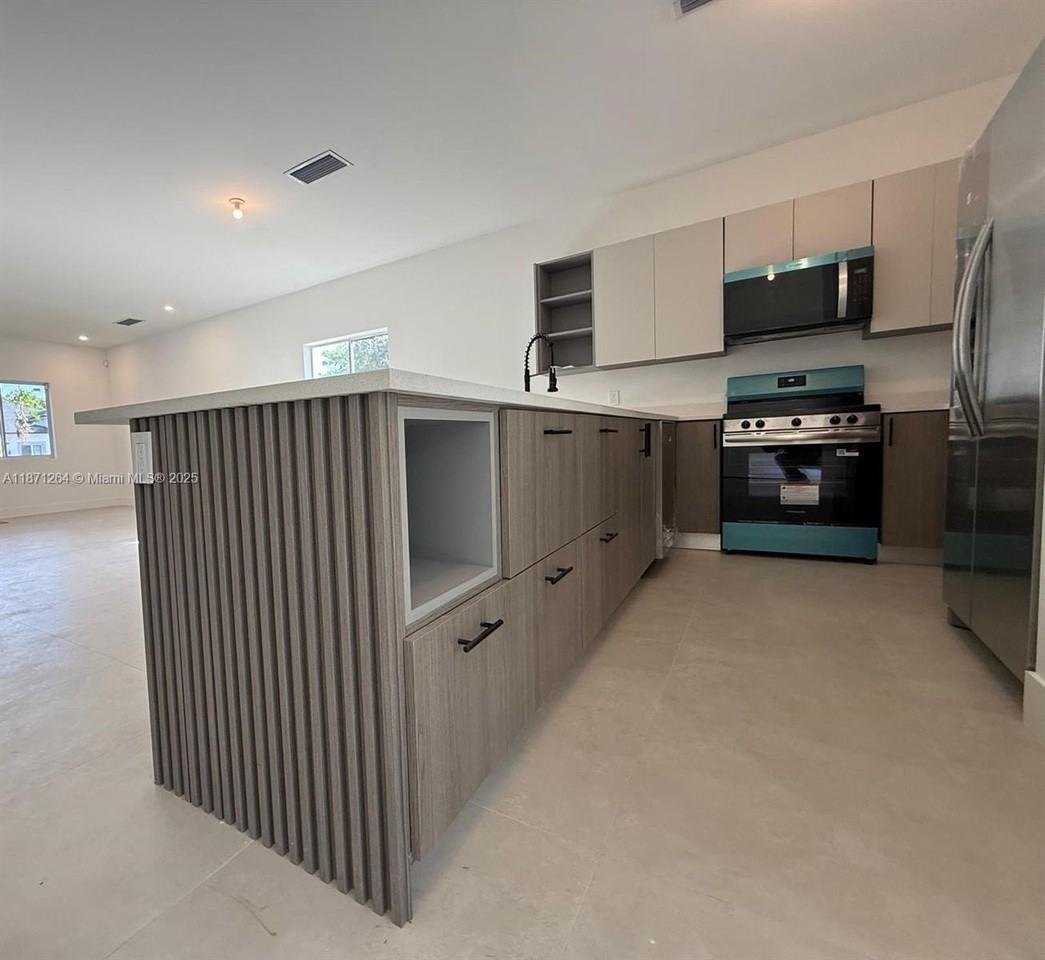 2788 Nw 9th Pl #0 - Photo 6 of 14