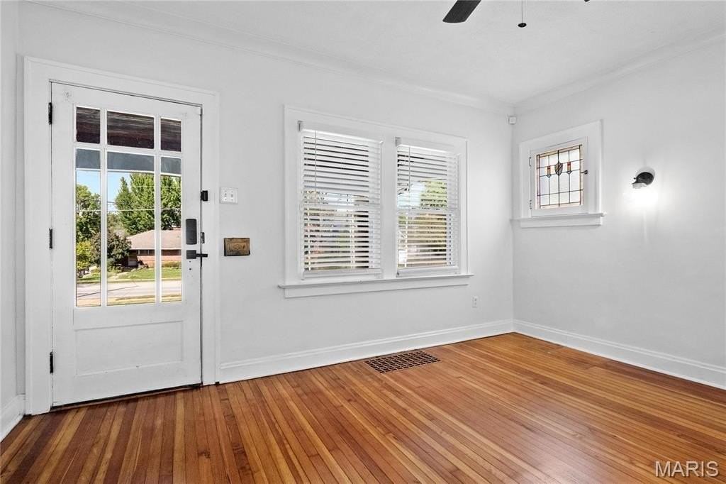 970 Kirkham Ave - Photo 7 of 40