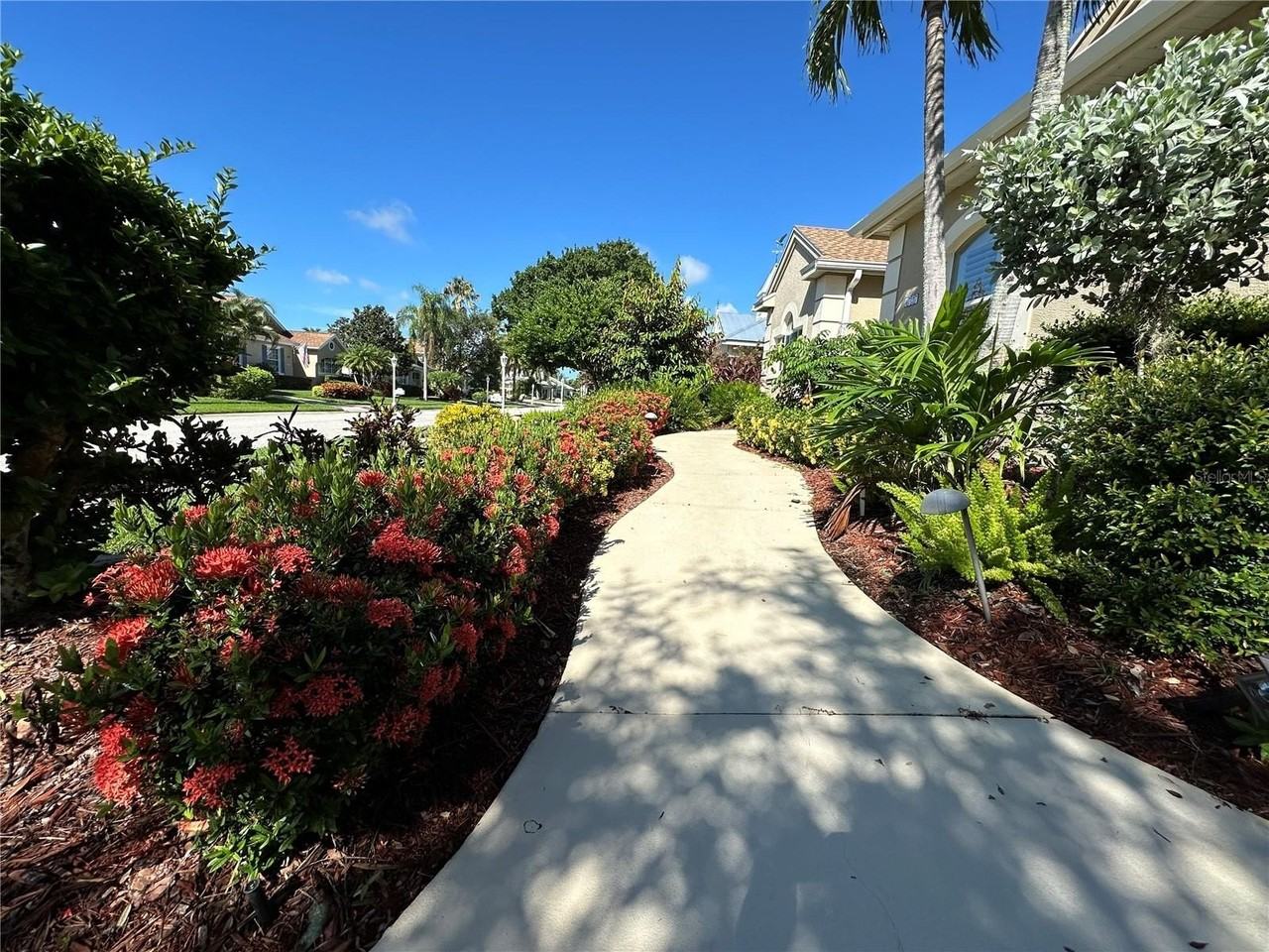 4727 Spinnaker Dr - Photo 2 of 44