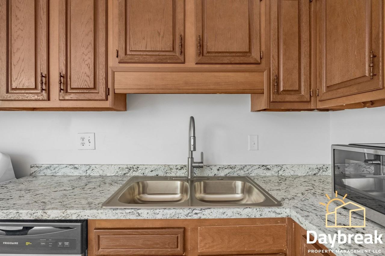 10913 Queen Ann Ct - Photo 6 of 16