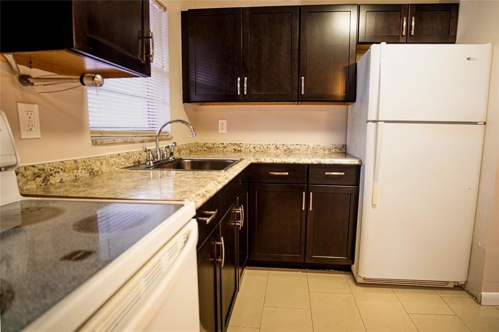 416 Lakeside Dr #129 - Photo 4 of 20