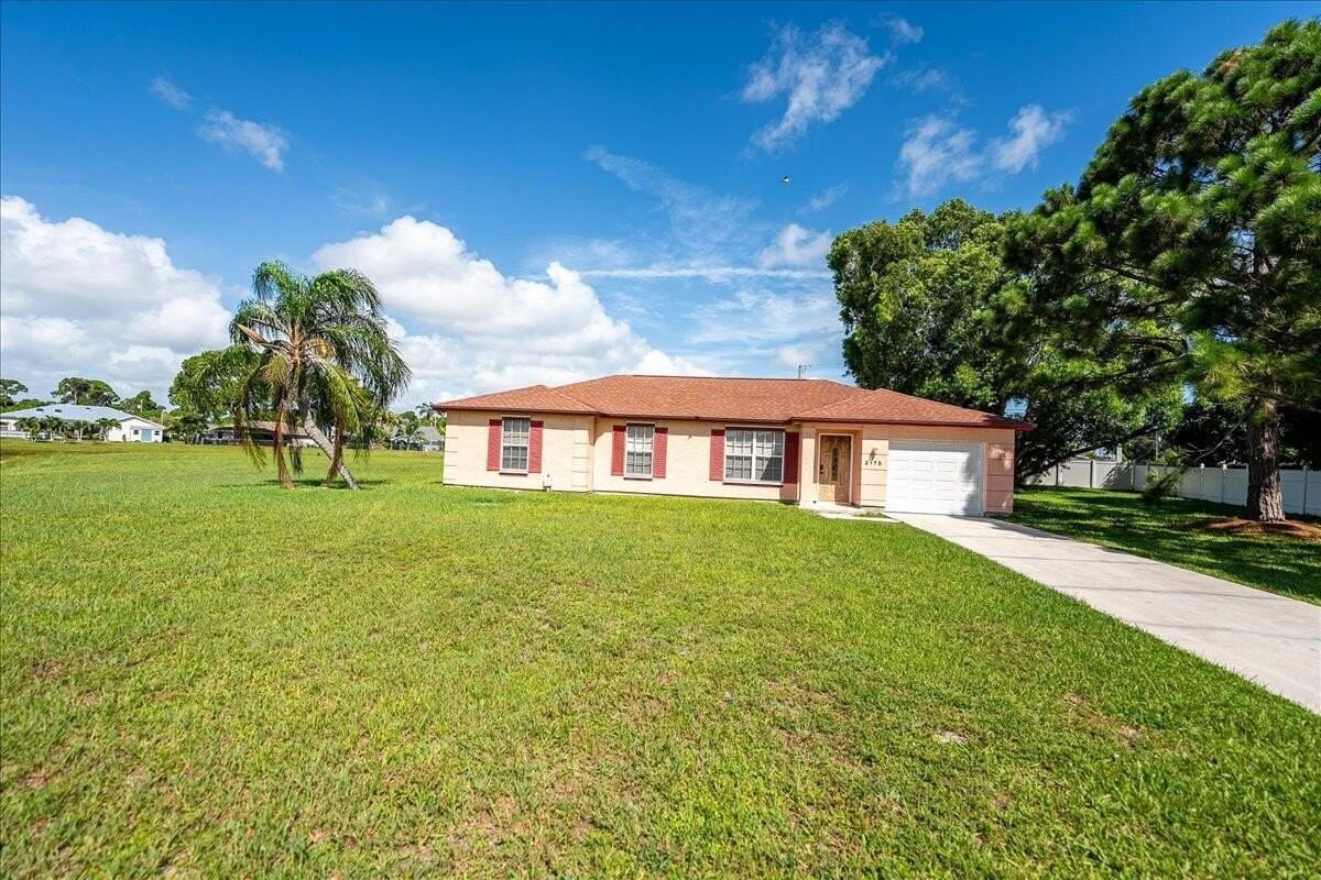 2175 Southeast Heathwood Circle - Photo 2 of 50