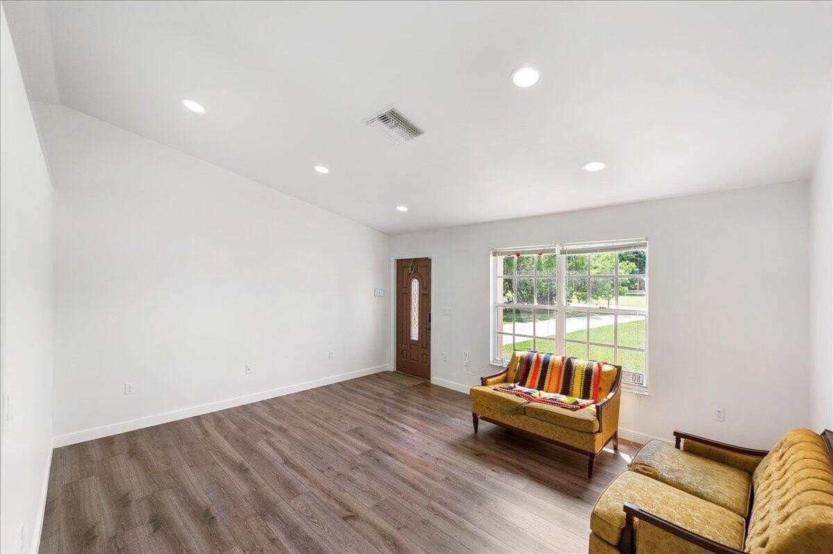 2175 Southeast Heathwood Circle - Photo 6 of 50