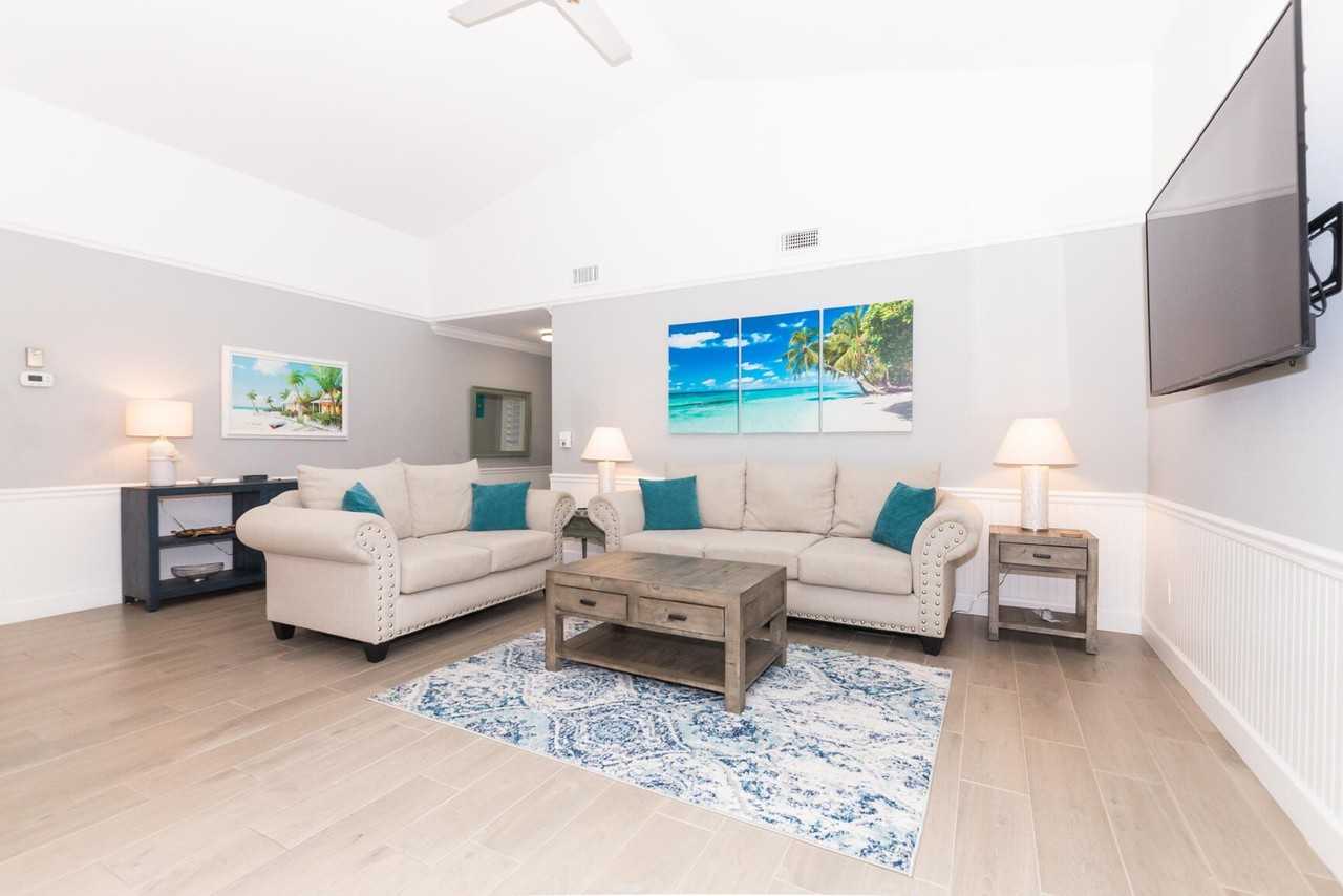 4041 Northeast Breakwater Drive - Photo 4 of 37