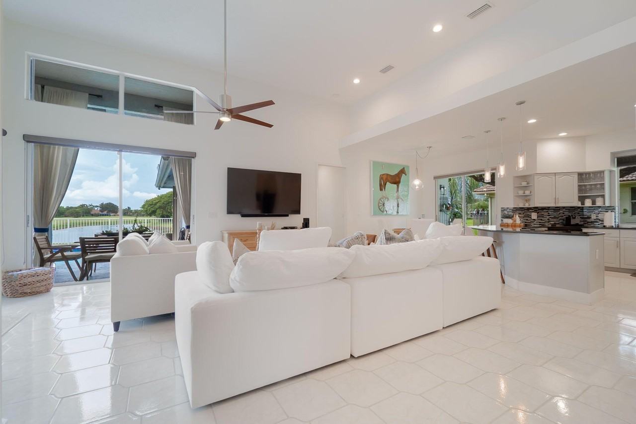 1907 S Club Dr - Photo 3 of 39