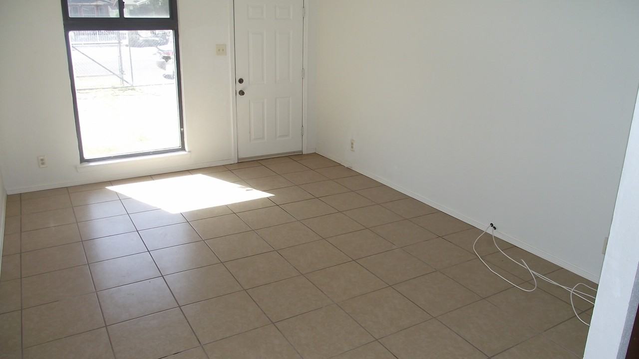 10016 Kellogg St - Photo 2 of 12