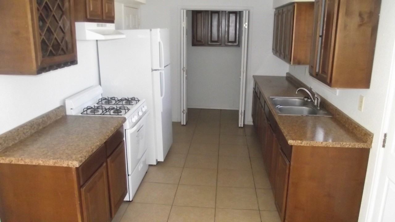 10016 Kellogg St - Photo 3 of 12