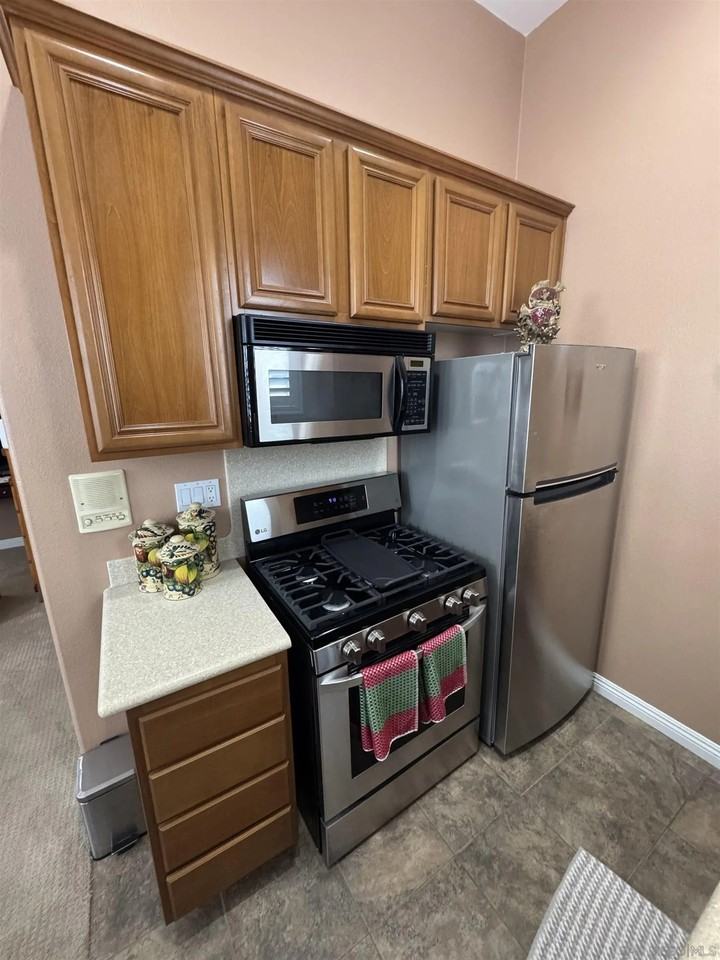 1668 Thompson Ave - Photo 2 of 12