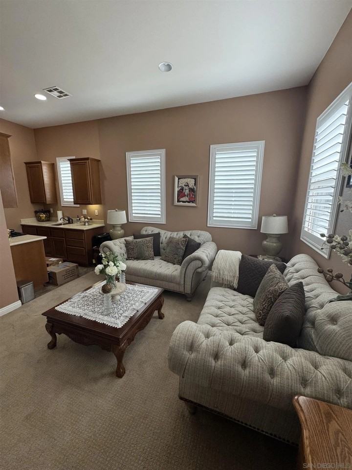 1668 Thompson Ave - Photo 5 of 12