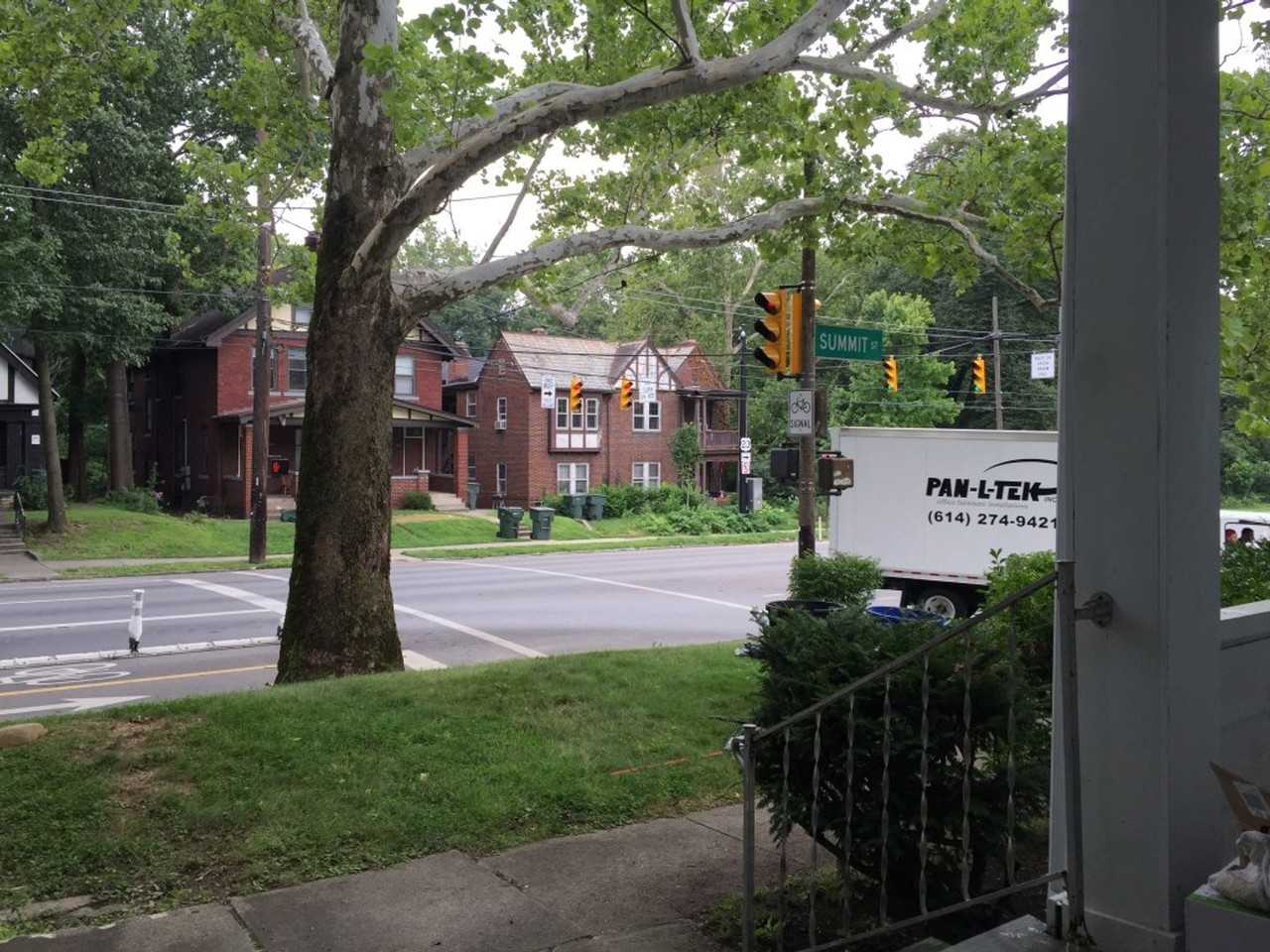 2081 Summit St - Photo 2 of 20