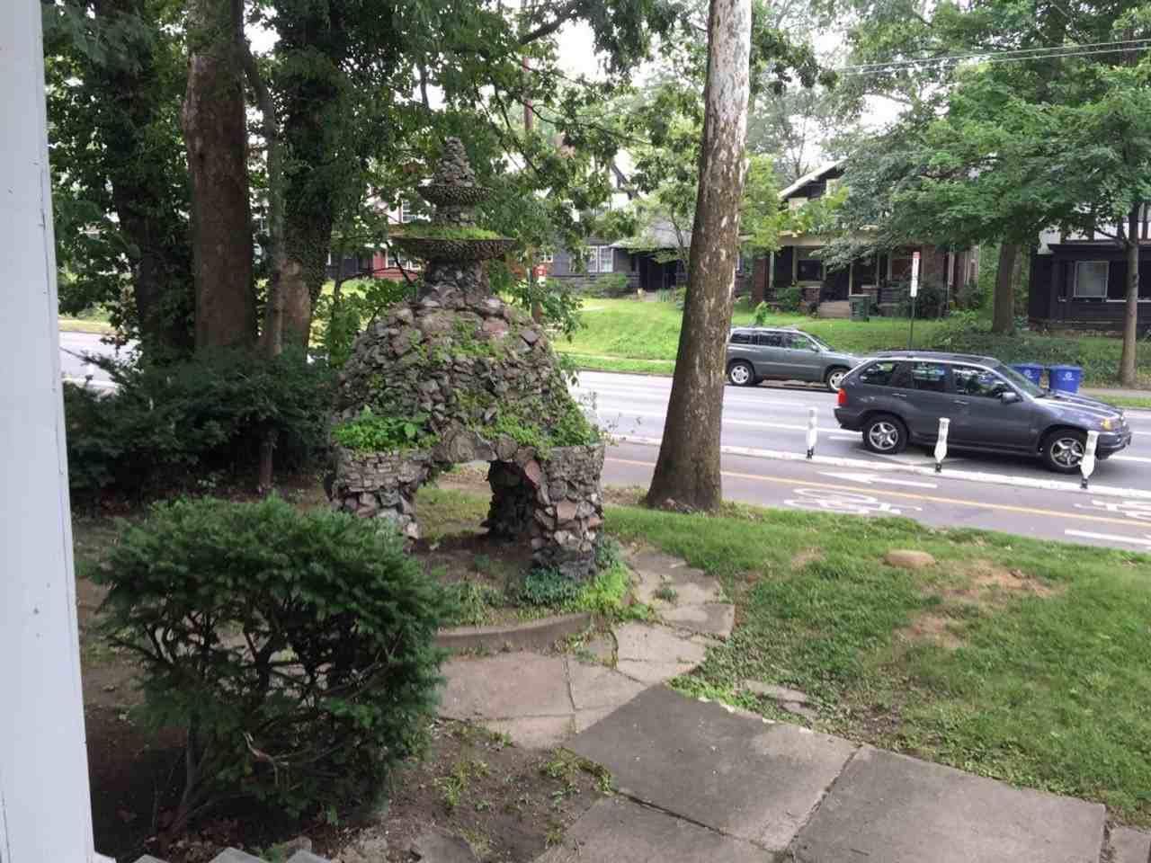 2081 Summit St - Photo 3 of 20
