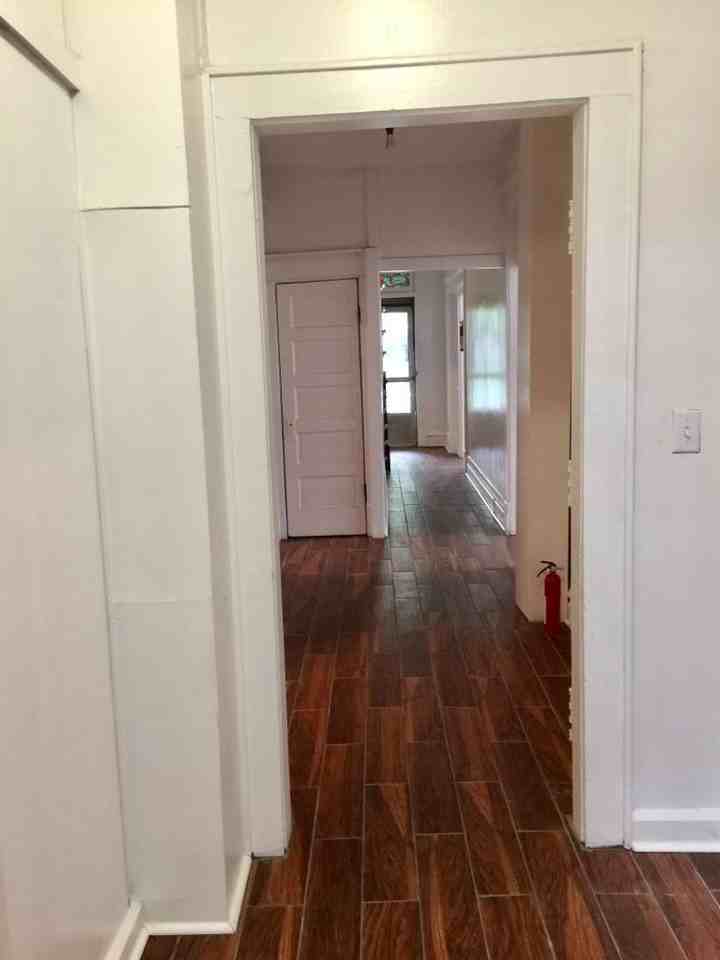 2081 Summit St - Photo 4 of 20