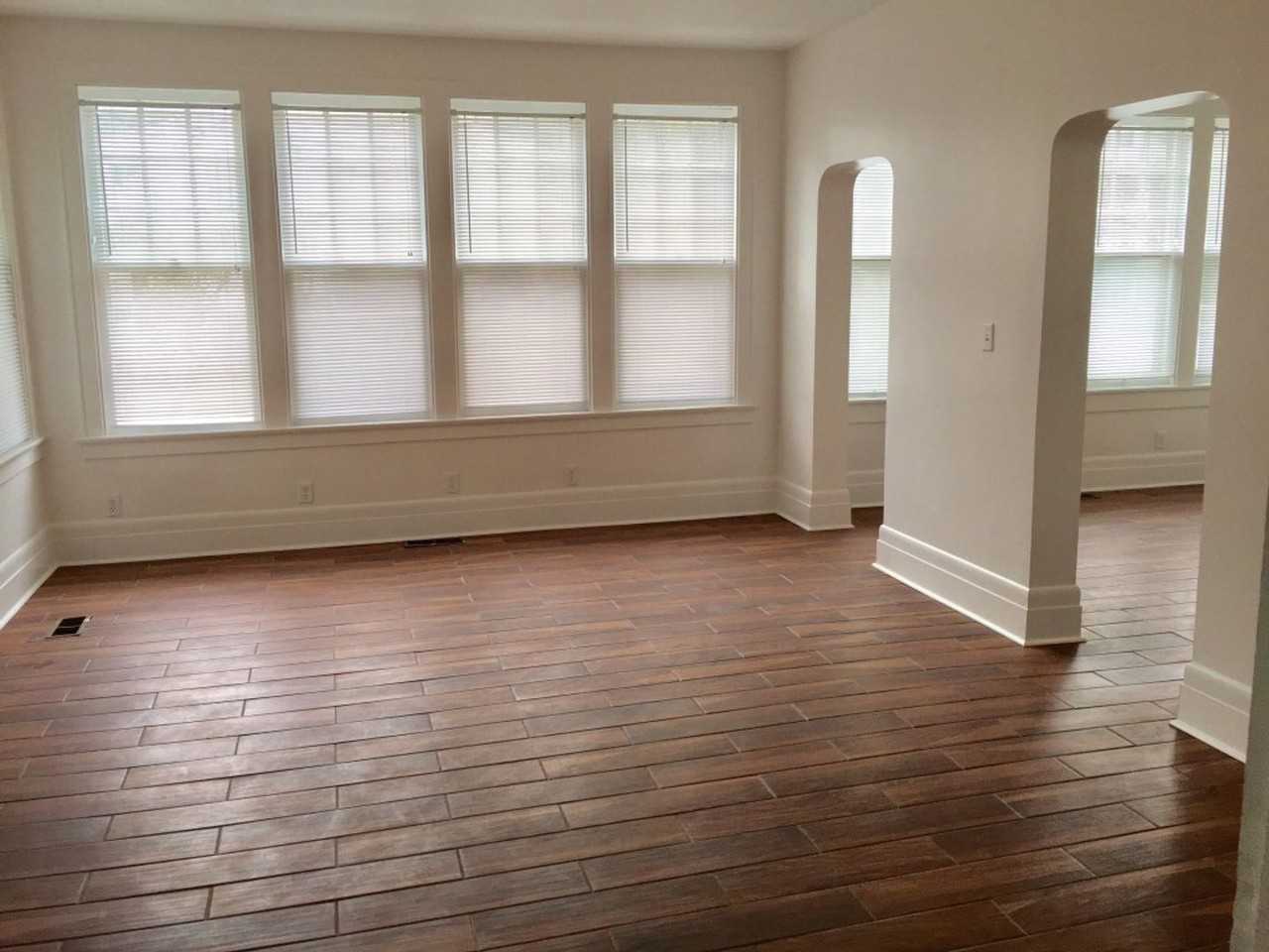 2081 Summit St - Photo 5 of 20