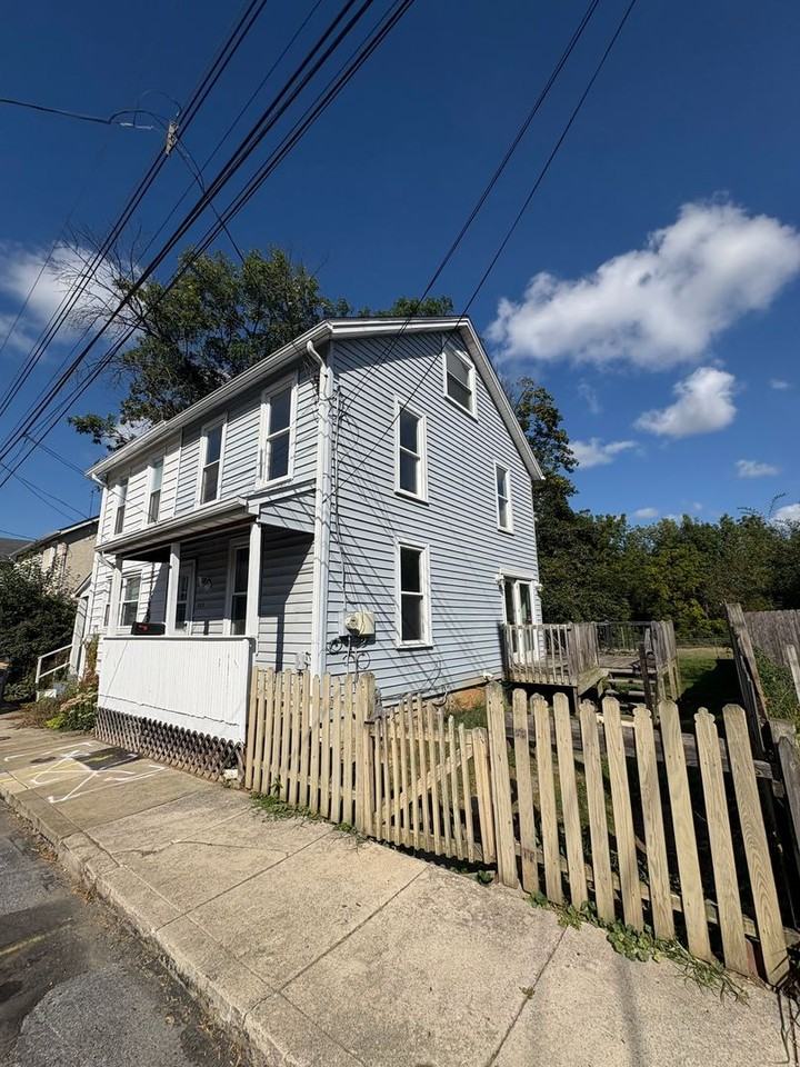 225 Mary St - Photo 2 of 19