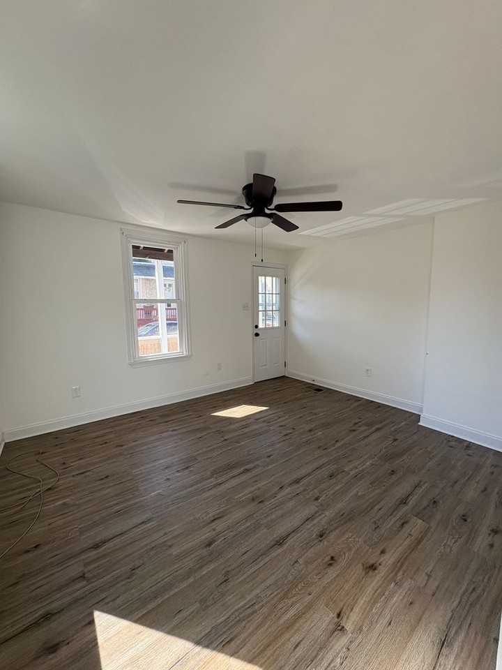 225 Mary St - Photo 3 of 19