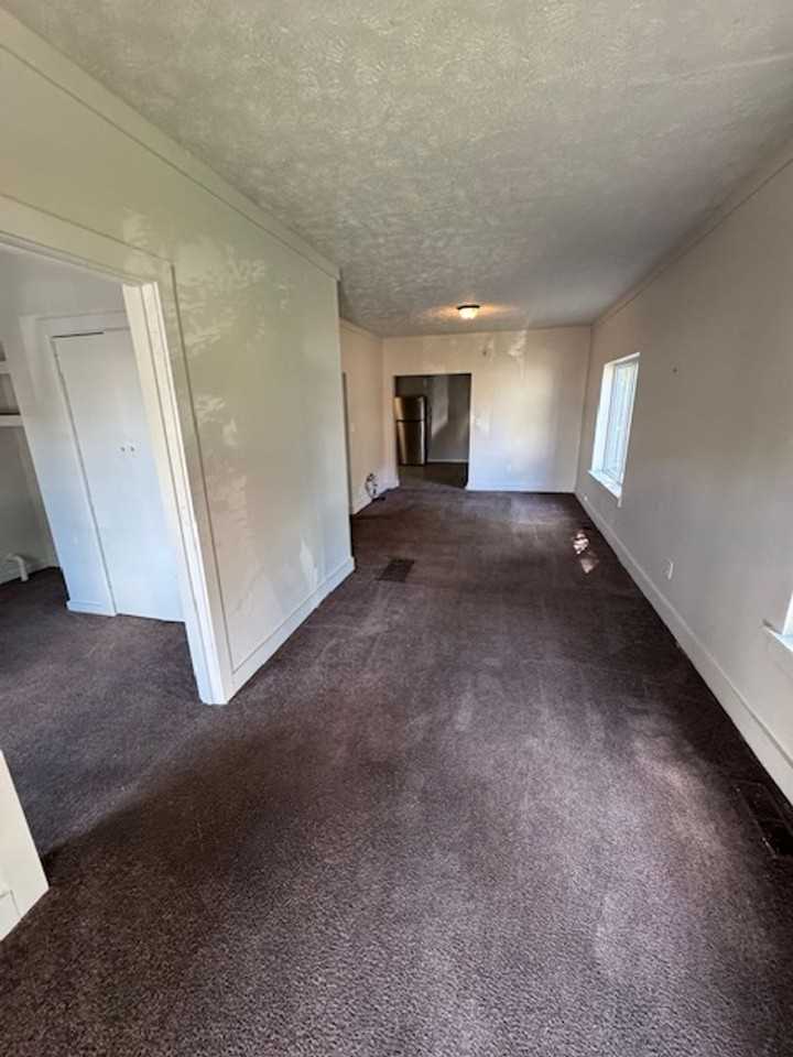 1019 Pape Ave - Photo 2 of 8