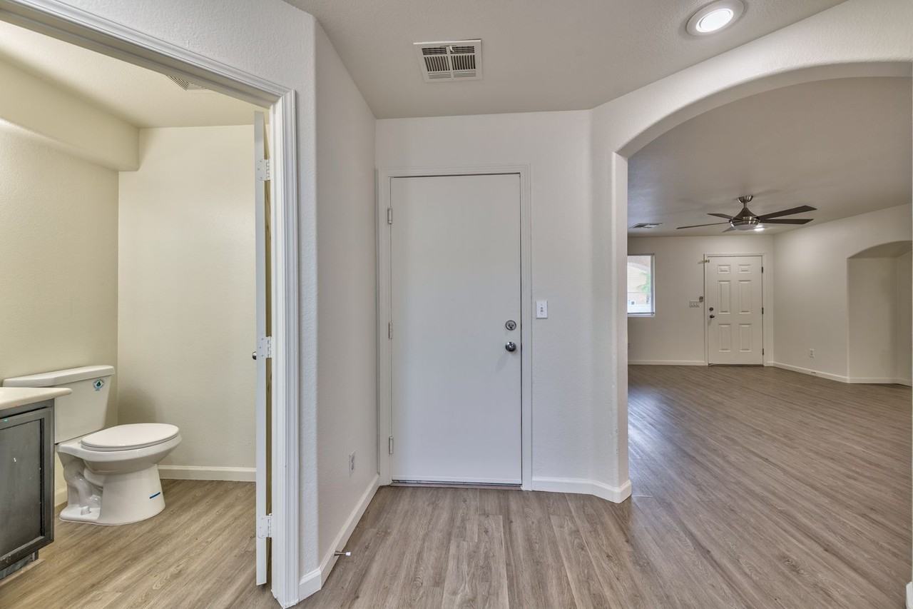 949 Medina De Leon Ave - Photo 2 of 20