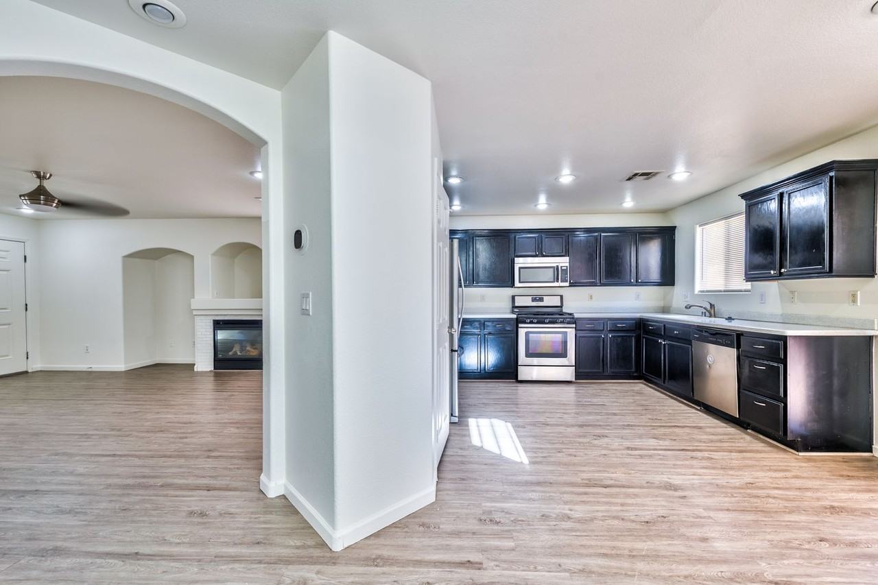 949 Medina De Leon Ave - Photo 7 of 20