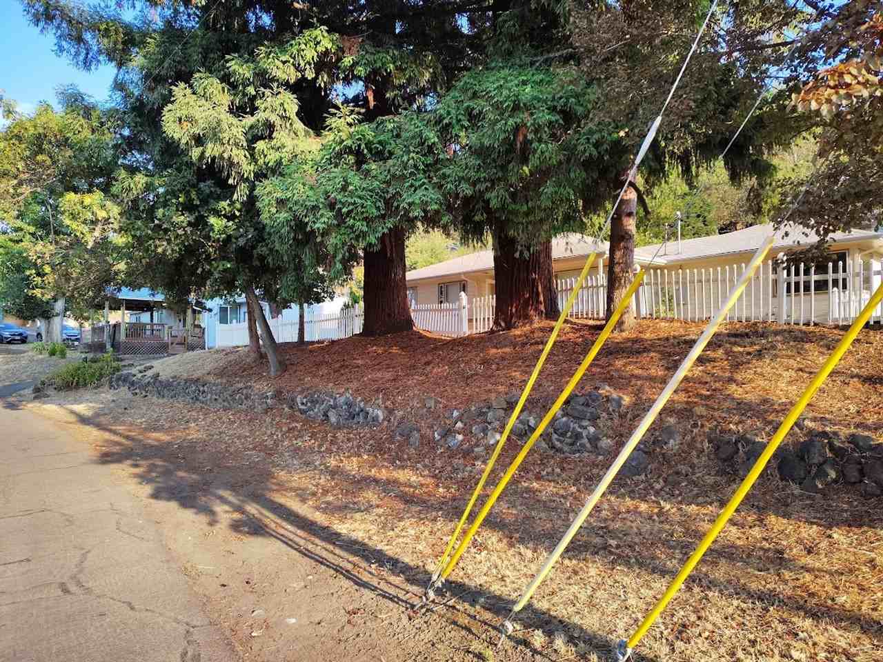 1812 Nw Dogwood St - Photo 2 of 10