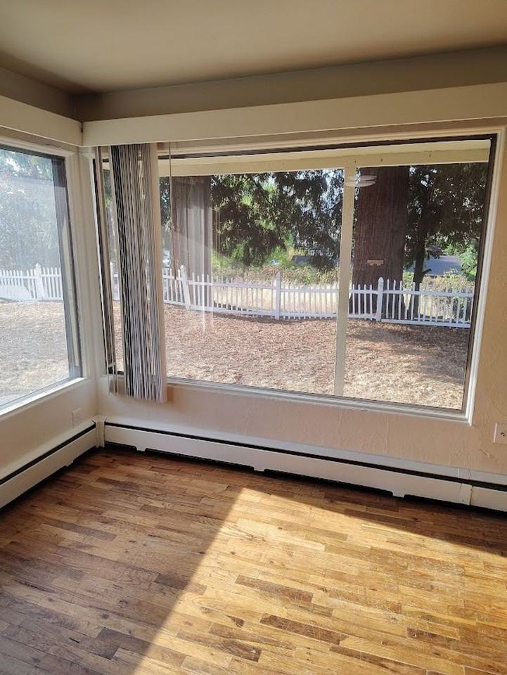 1812 Nw Dogwood St - Photo 6 of 10