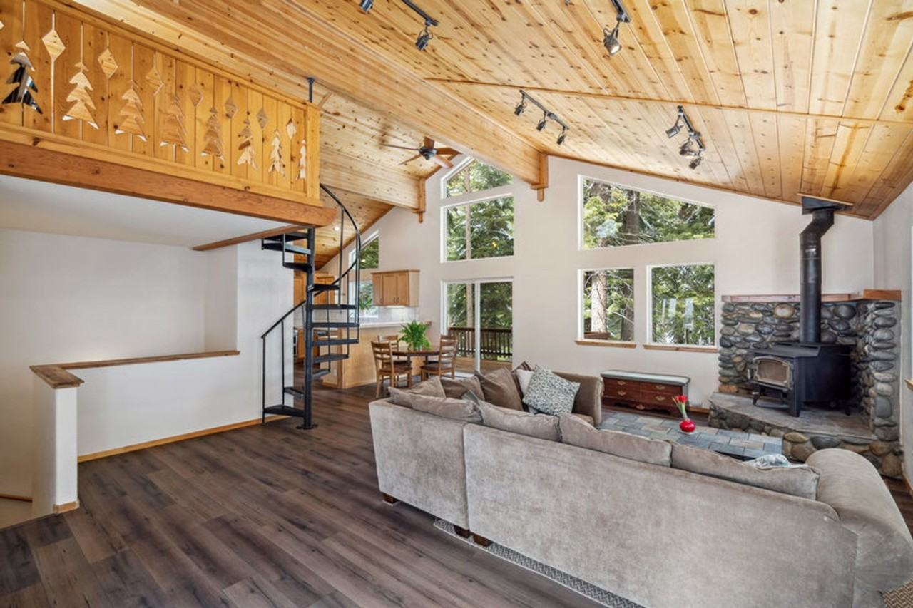 10694 Laurelwood Dr - Photo 2 of 20