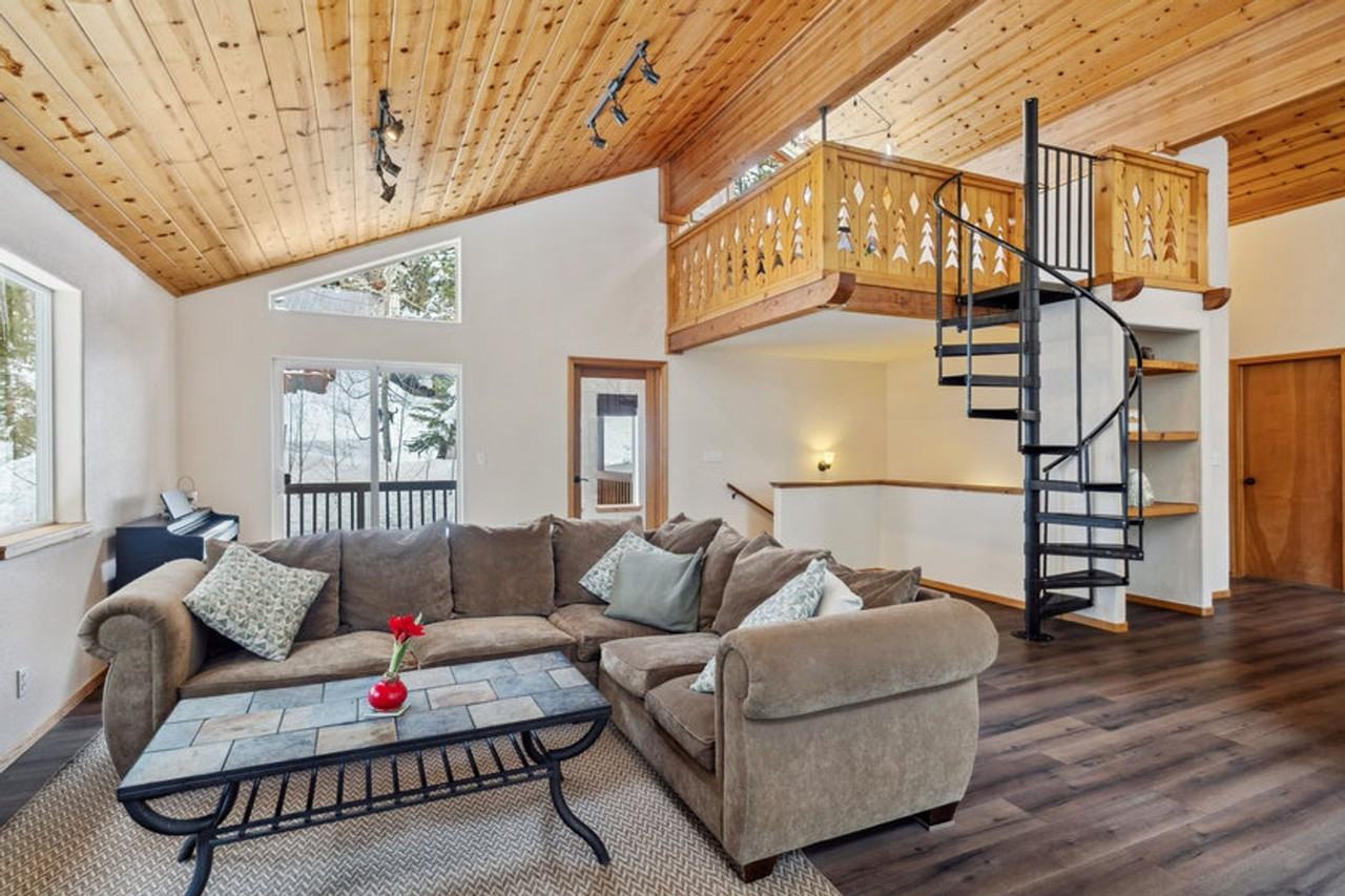 10694 Laurelwood Dr - Photo 3 of 20