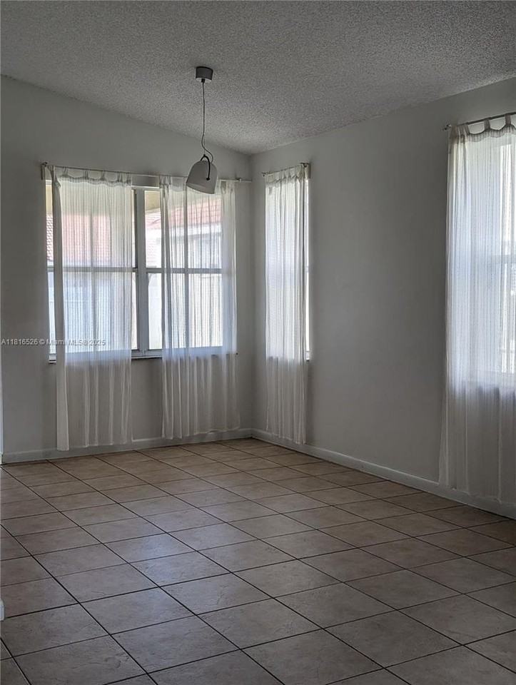 876 Sand Creek Cir - Photo 4 of 20