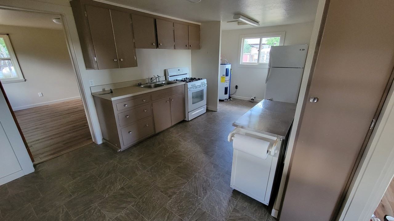 516 S Oak St #NA - Photo 3 of 4