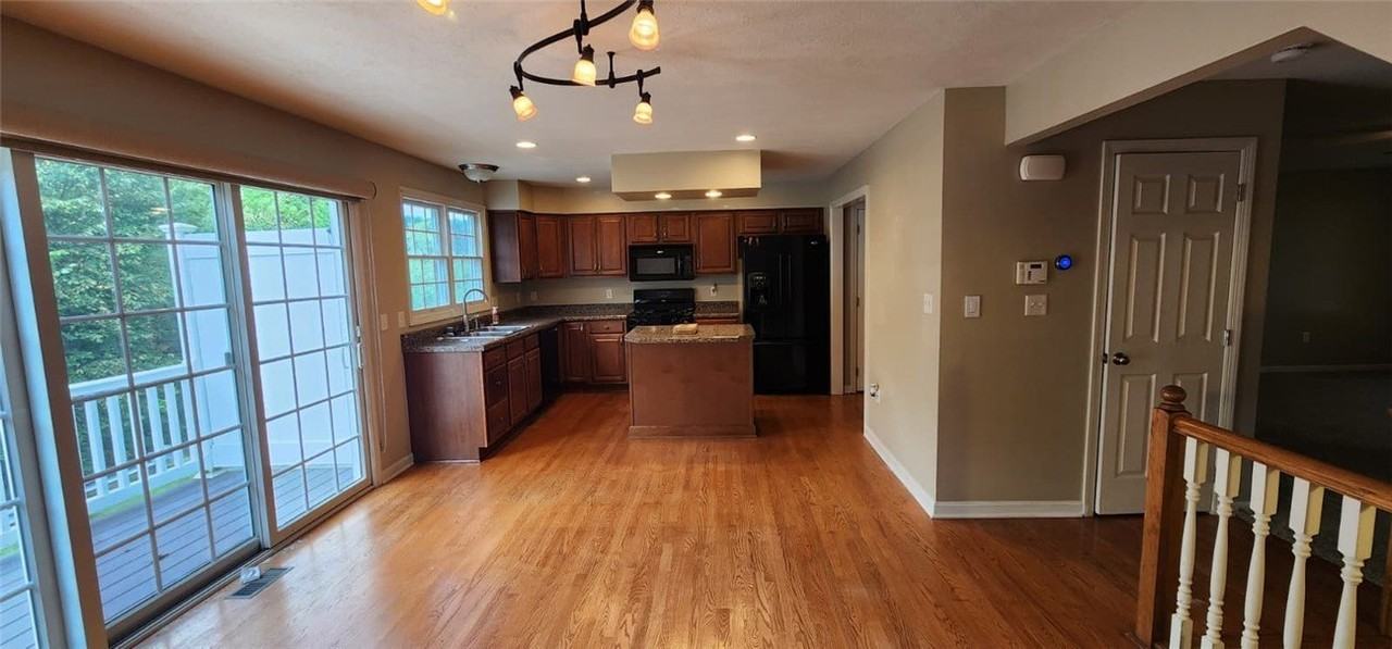 246 Overlook Ct - Photo 3 of 32