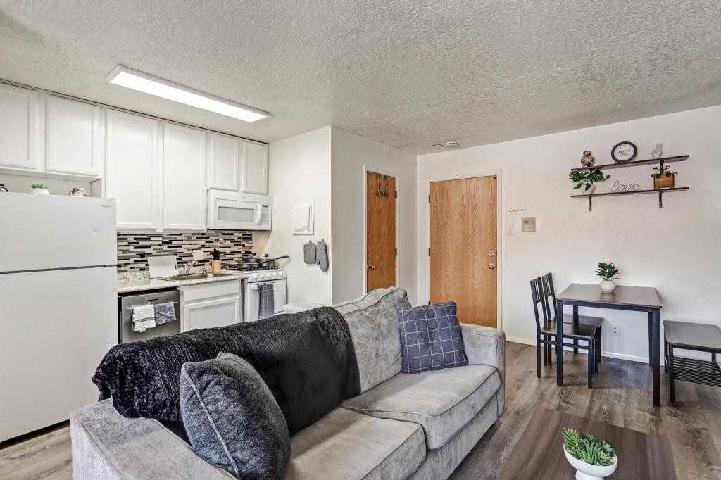 1409 Girard Blvd Ne - Photo 3 of 19